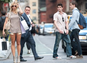 phu-nu-an-mac-ho-hang-khien-dan-ong-bat-luc